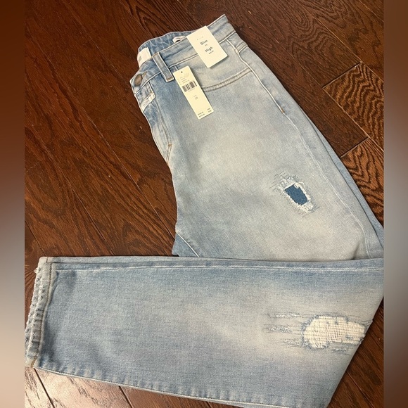 Closed Baker High-Rise
Distressed Slim Jeans sz 28 - Picture 13 of 13